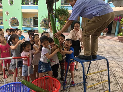Các bạn nhỏ lớp MG Lớn A3 trường Mầm non Phúc Đồng vô cùng thích thú khi tham gia hoạt động thu hoạch quả  Bầu trong vườn trường!